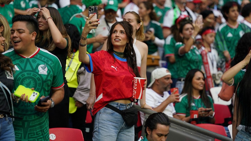 Fanynka při zápase Mexika s Českem na Aztéckém stadionu