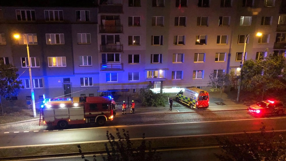 Opilý mladík najel autem do zastávky MHD (2)