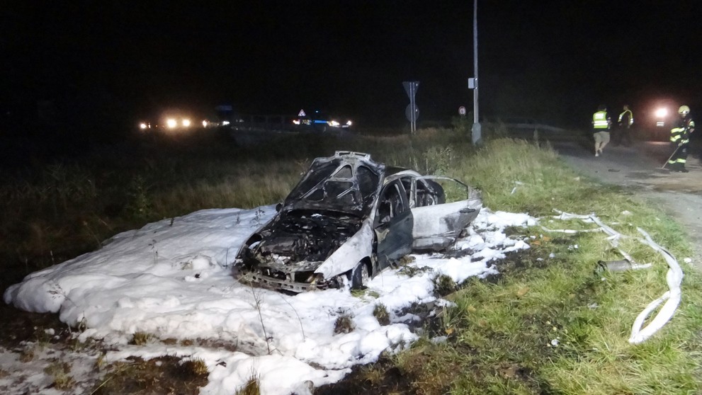 Pirát silnic rozbil auto o kruhový objezd, vzápětí mu shořelo