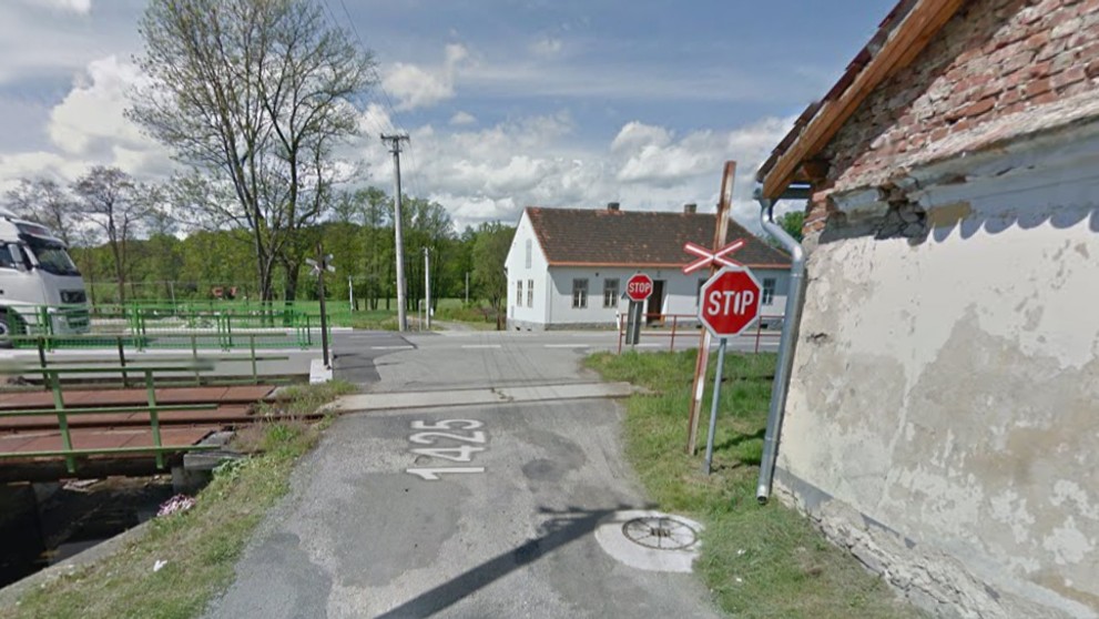 Nebezpečné přejezdy: P 959, Strakonice - Volary, Jihočeský kraj - přejezd bez světel, ŘEŠENÍ: se závorami. DŮVOD: Nepřehledné křížení u obce Přechovice, v těsné blízkosti křižovatka