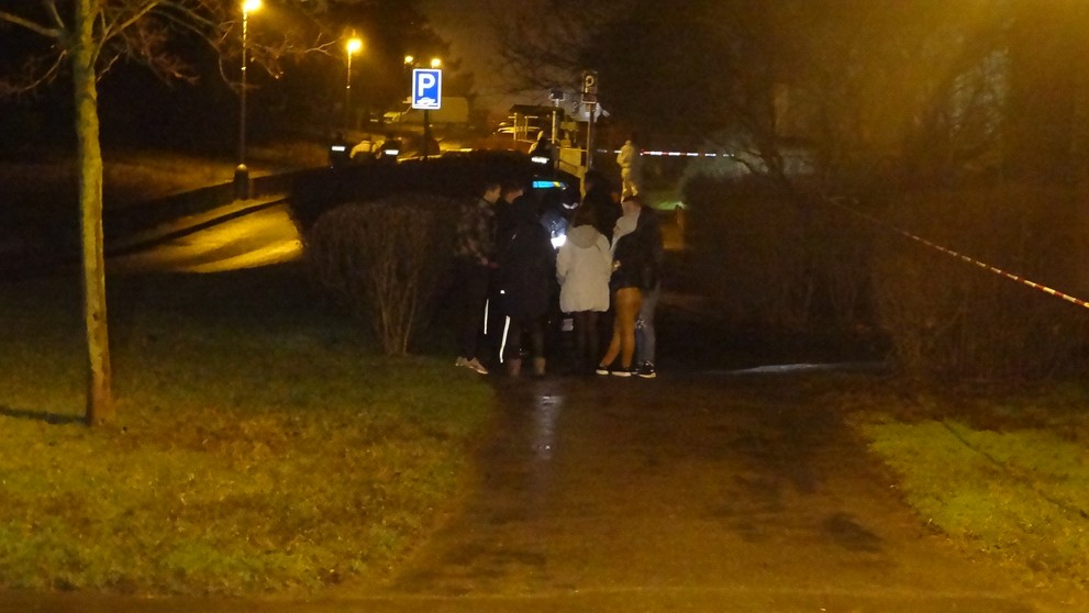 Policisté dlouho zajišťovali před panelákem stopy a vyslýchali svědky