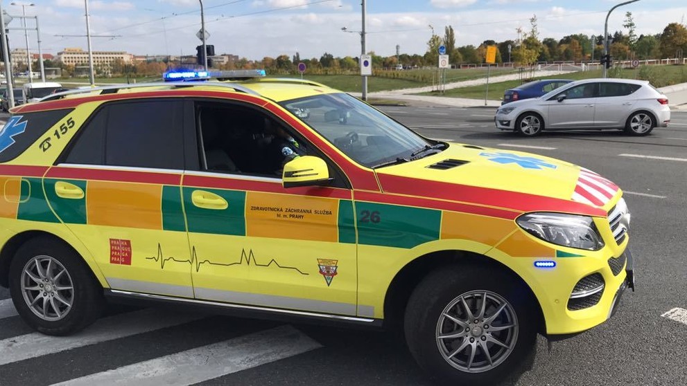 Rychlík v Praze na Hradčanské smetl chodkyni - 4