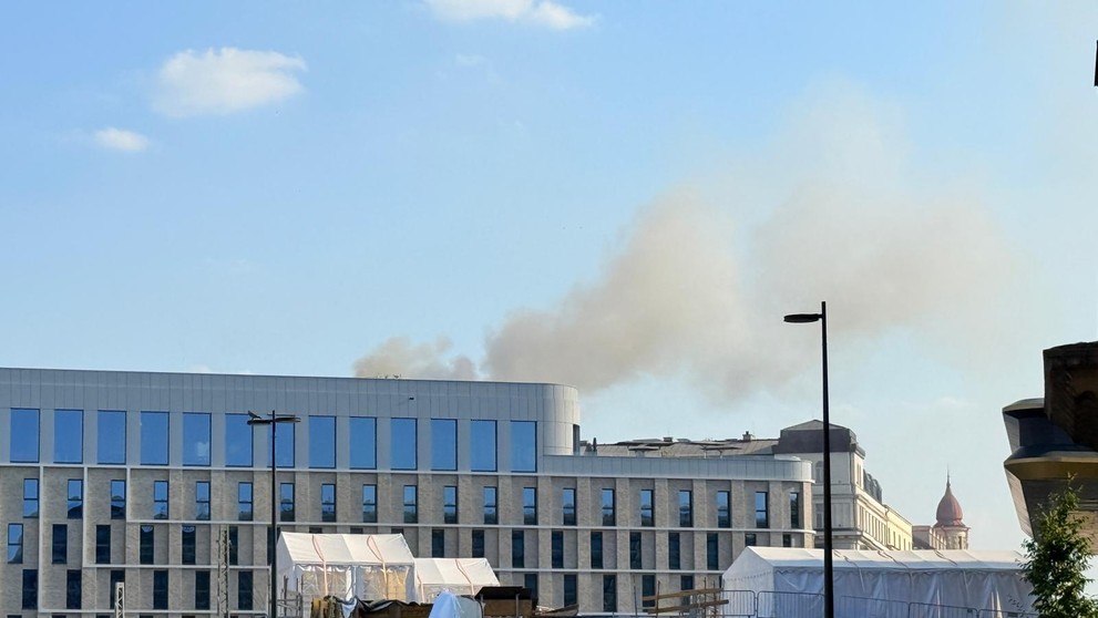 Požár střechy hotelu v Praze