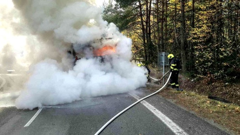 Na sjezdu z D1 hořelo nákladní auto