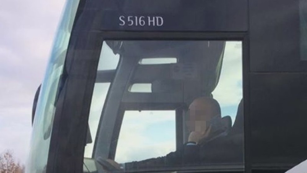 Řidič Flixbusu telefonoval za jízdy - 4