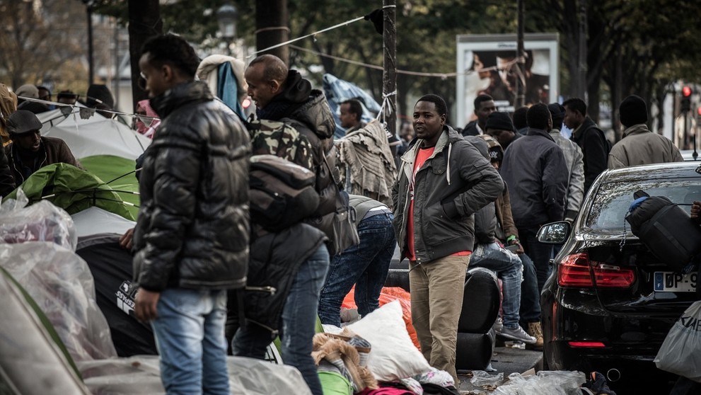 Afričtí uprchlíci kempují v blízkosti stanice metra Stalingrad v Paříži - 8