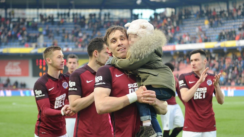 Josef Šural na hřišti s dcerou