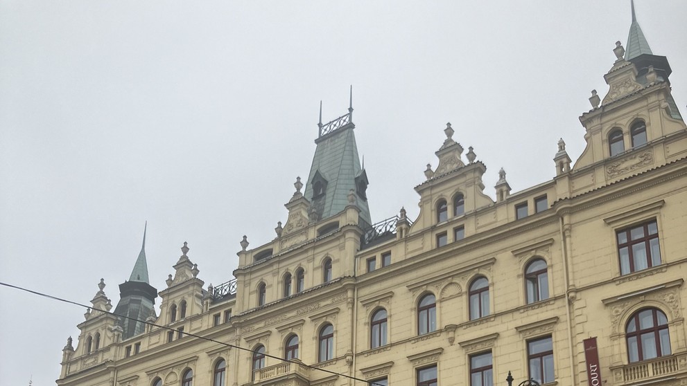 Hromada oblečení na Náměstí Republiky (2)