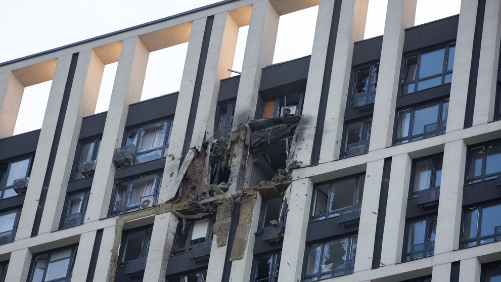 Poškozená obytná budova v Kyjevě po útoku ruského dronu, 13. 7. 2023 (3)