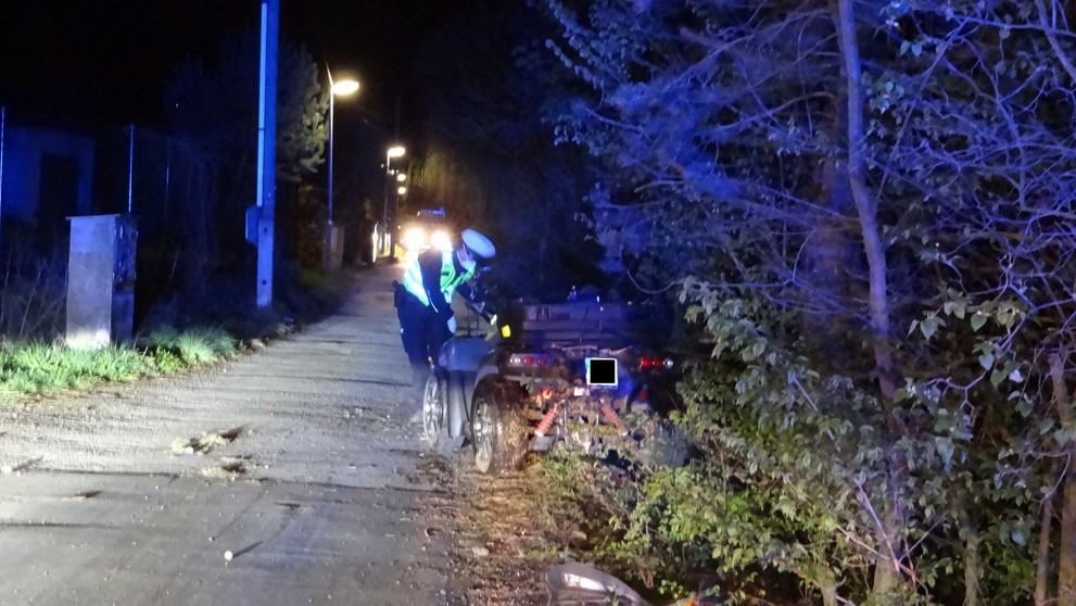 Čtyřkolku vytáhli z Vltavy hasiči, okolnosti nehody prověřují policisté