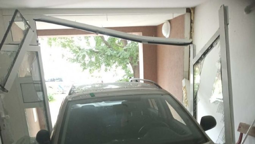 Auto vjelo do vchodu bytového domu - 3