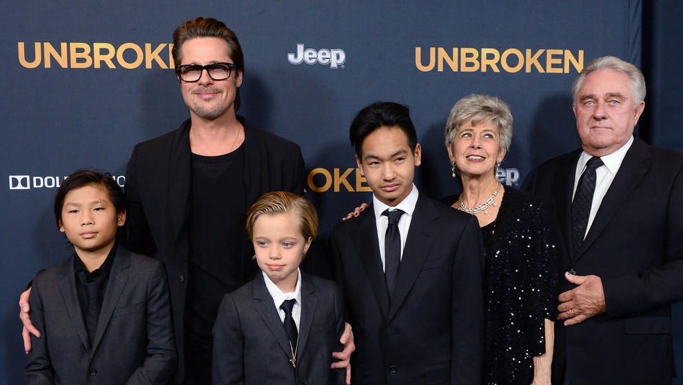 Brad Pitt se syny - zleva Pax, Shiloh Nouvel, Maddox a rodiči - Jane a William Pittovi, 15. 12. 2014