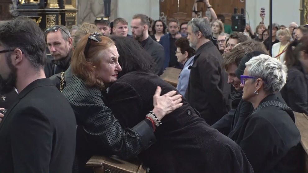 Eva Holubová na pohřbu Jana Potměšila