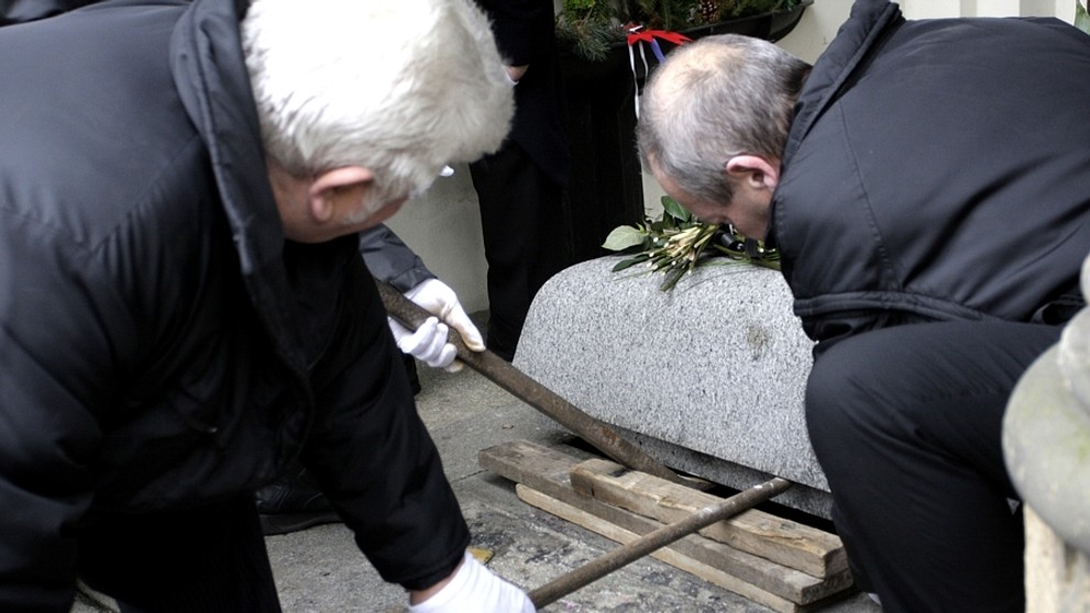 Havla uložili do hrobky, loučí se přátelé a rodina - 6