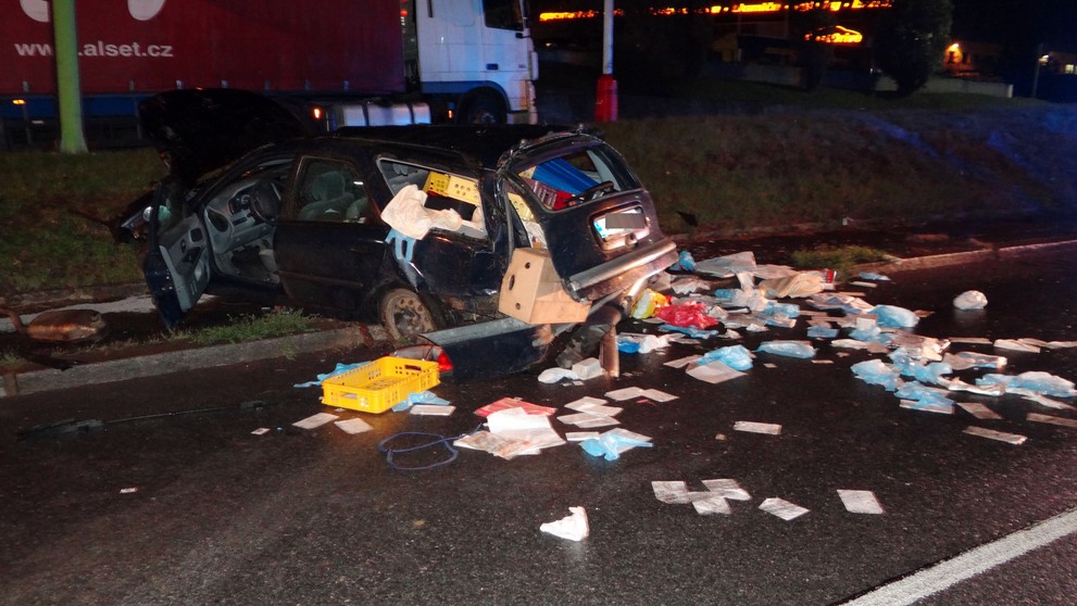 Auto se převrátilo přes střechu a dopadlo zpět na silnici