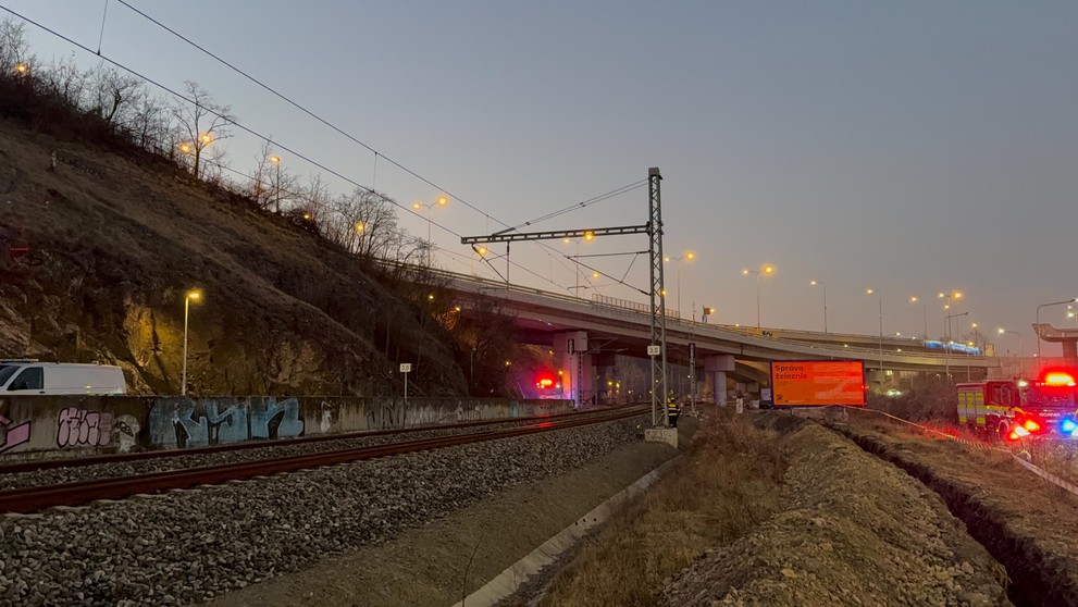Mladíka (17) zasáhla elektřina, když lezl na sloup nesoucí traťové vedení