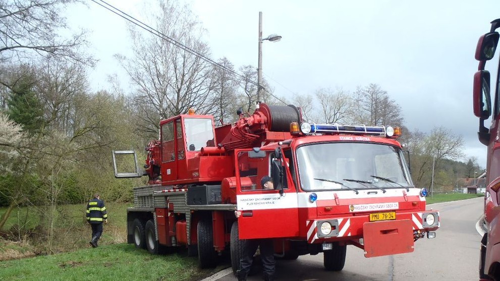 Auto sjelo do potoka - 2