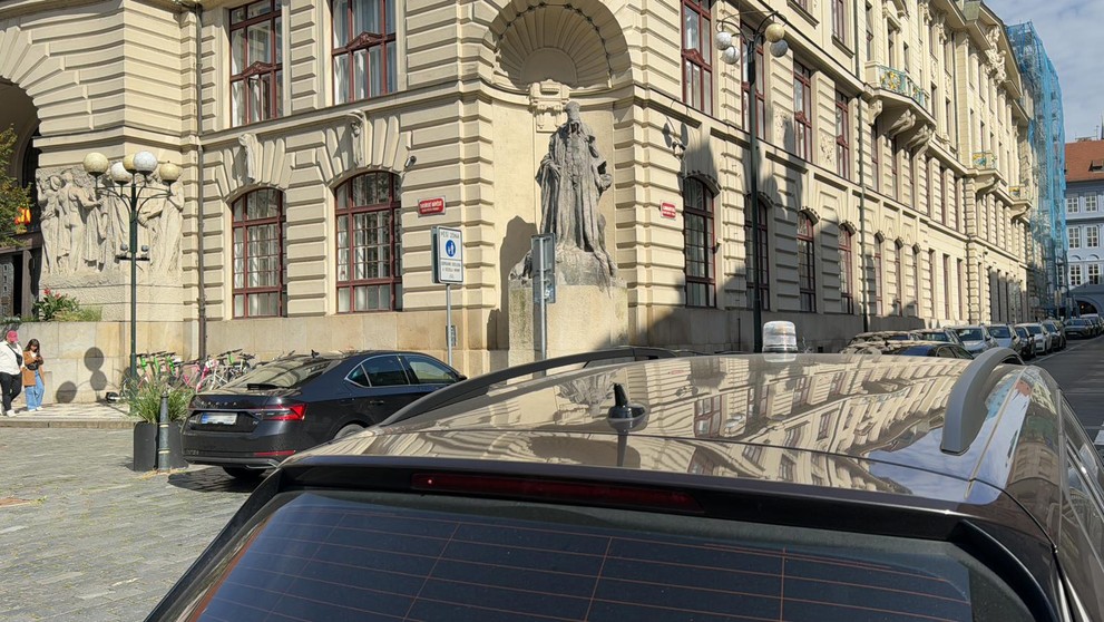 Policejní vozy před magistrátem v Praze (1)