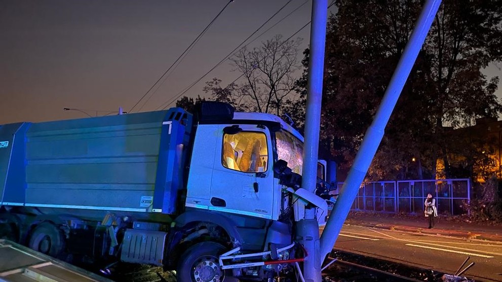 Nehoda na tramvajové zastávce