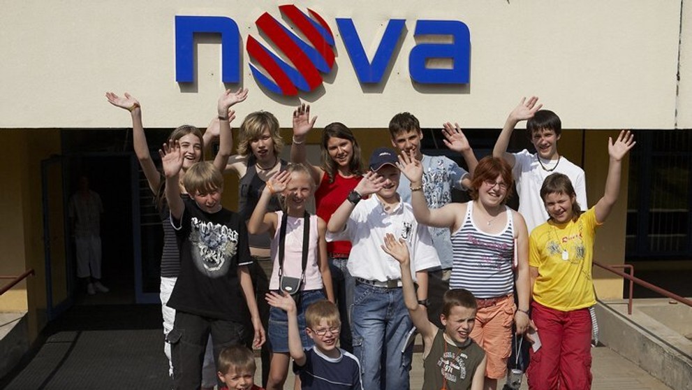 Výherci dětské soutěže v zákulisí televize Nova. 