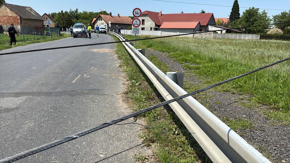 Traktor shodil elektrické vedení (4)