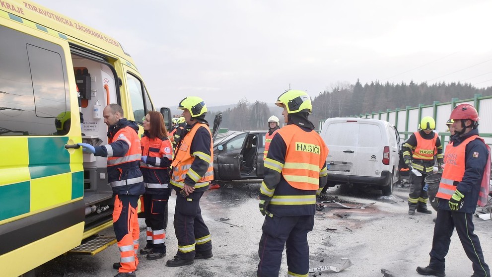 Hasiči zastavili u nehody, zezadu do nich narazilo další auto - 3