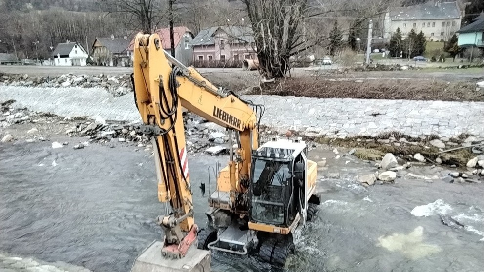 Únik oleje z bagru na řece Bělé v České Vsi (3)