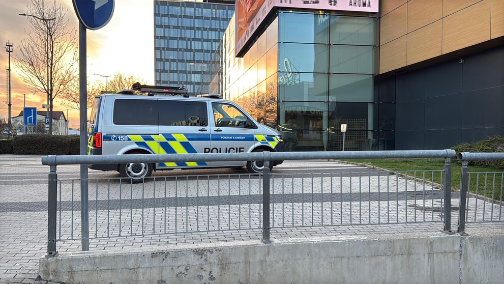 Poškozený sloupek závory u O2 areny