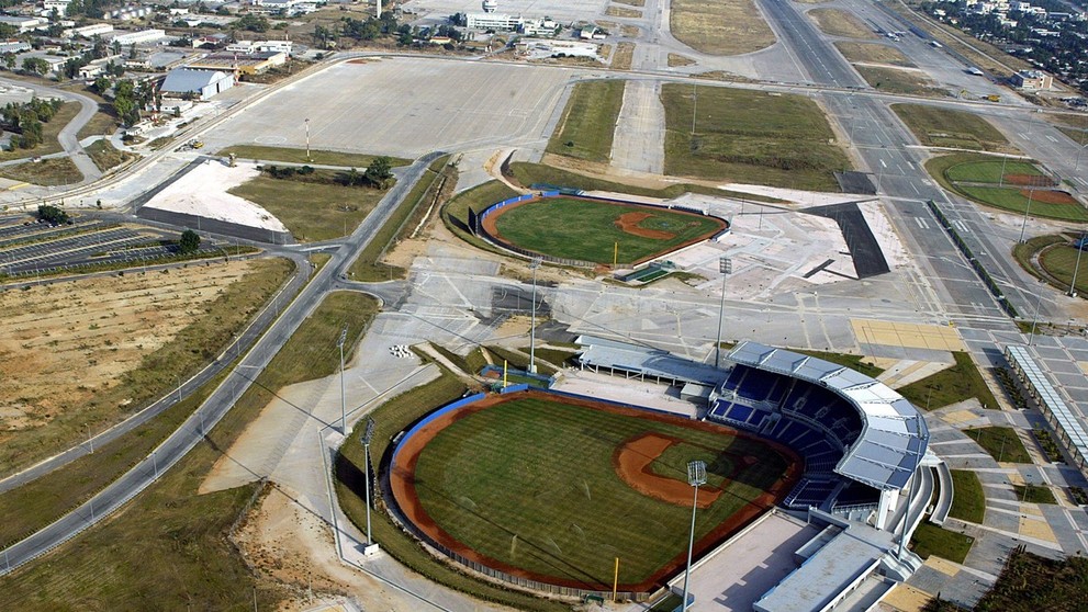 Olympijský baseballový stadion uprostřed opuštěného letiště Hellinikon