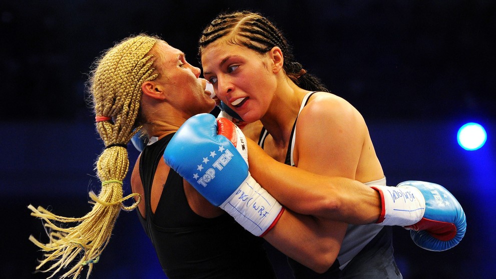 Mikaela Laurenová, Christina Hammerová - 9