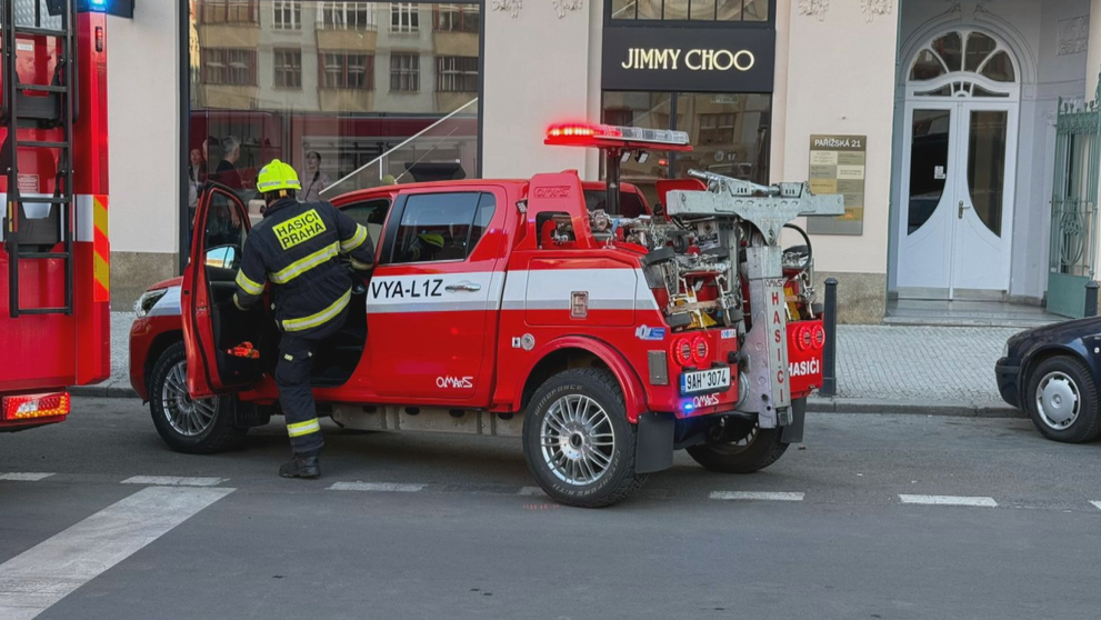 Mercedes projel výlohou