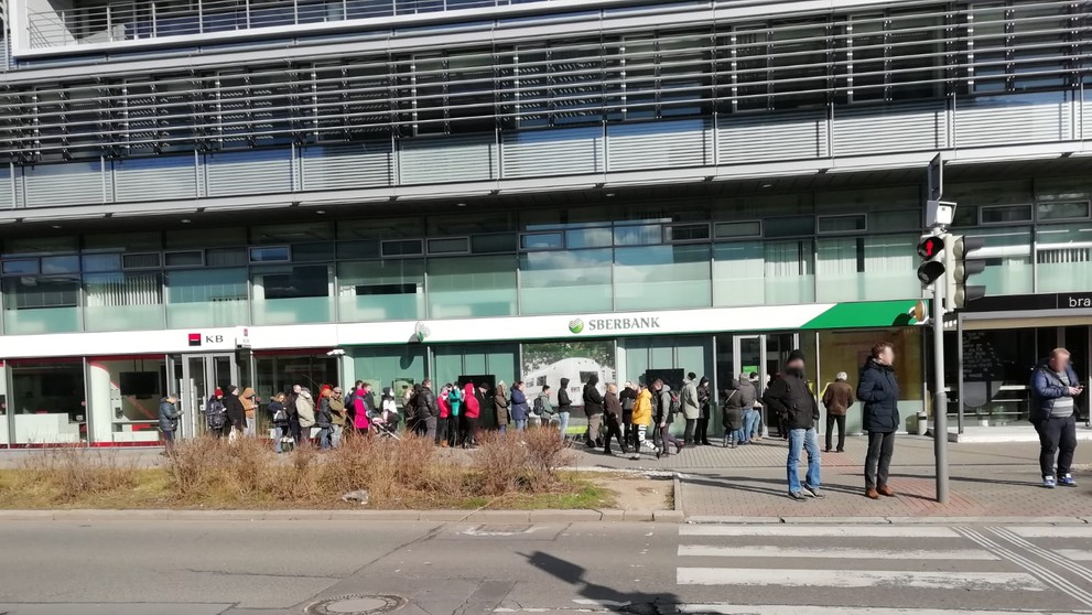 Fronty lidí před bankou Sberbank (5)