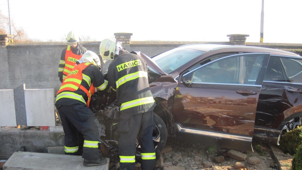 Auto se zastavilo až o hroby