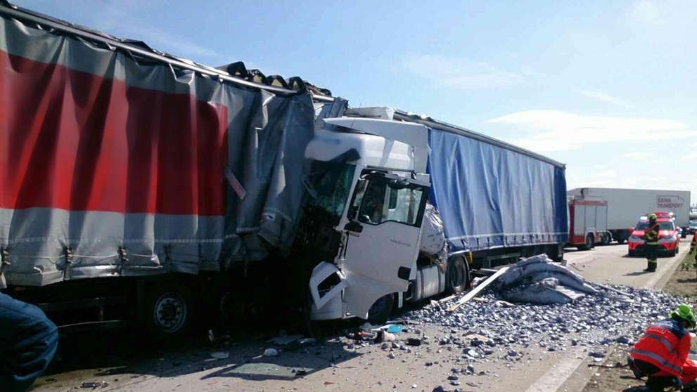 Hromadná nehoda šesti kamionů na D2 - 4