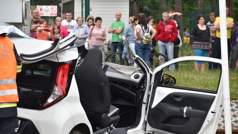 Řidičku museli ze zdemolovaného auta vystříhat hasiči.