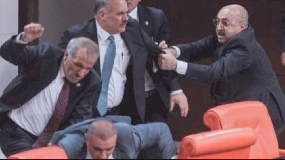 Rvačka v tureckém parlamentu - 2