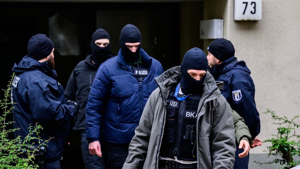 Kriminalisté na místě zatčení Daniely Klettové, 27. 2. 2024 Berlín