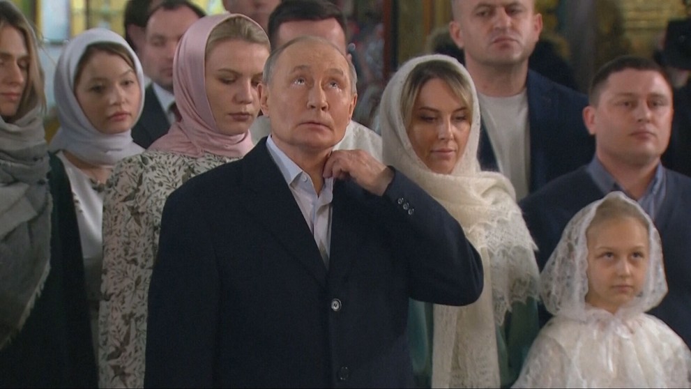 Putin na bohoslužbě působil nervózně. Západ chce udusit Rusko, řekl patriarcha