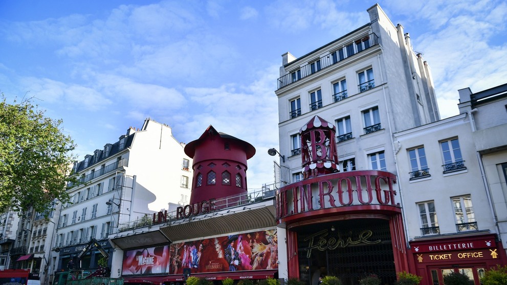 Větrný mlýn nad pařížským kabaretem Moulin Rouge (1)
