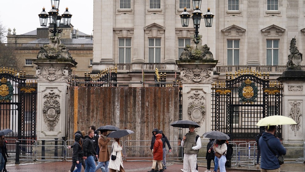 Poškozená brána do Buckinghamského paláce