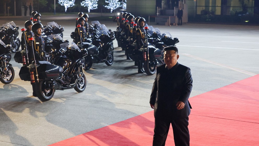 Vladimir Putin přicestoval do KLDR, na letišti je vítal Kim Čong-il