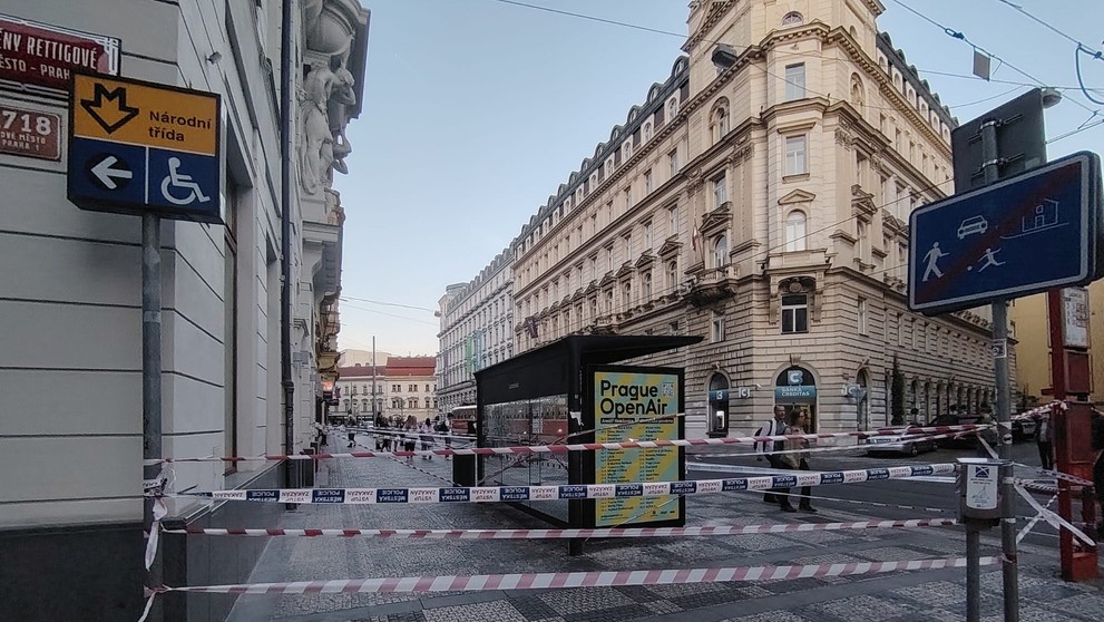 Uvolněná římsa na ulici Lazarská v Praze