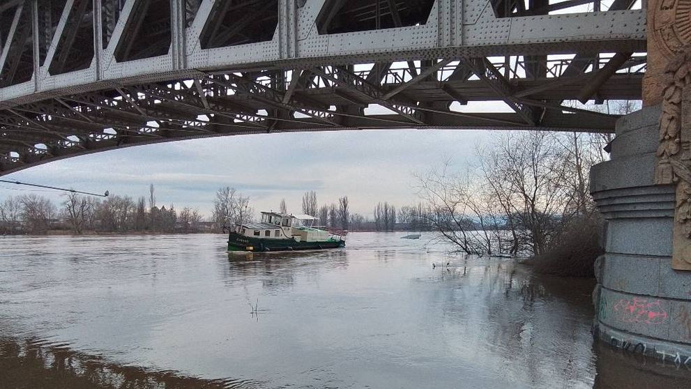 Loď, která uvízla pod Tyršovým mostem v Litoměřicích