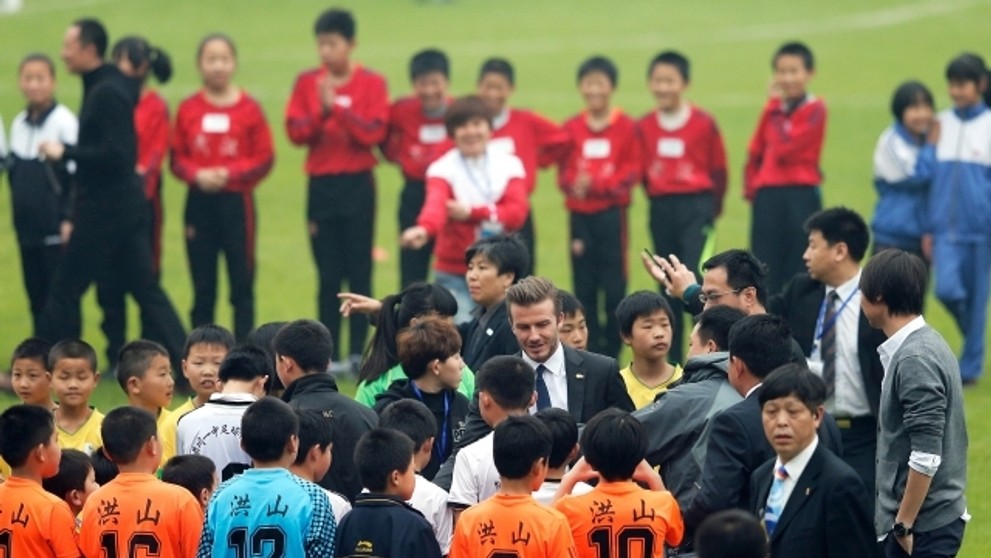 David Beckham upadl v Číně na hřišti - 4