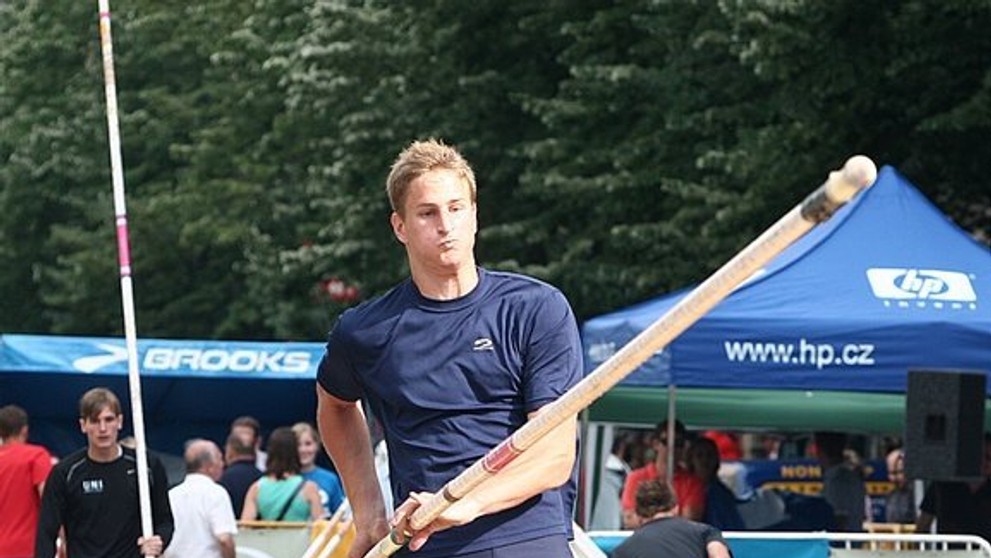 Jedna z nadějí české atletiky dvacetiletý František Staněk při jednom ze svých pokusů.