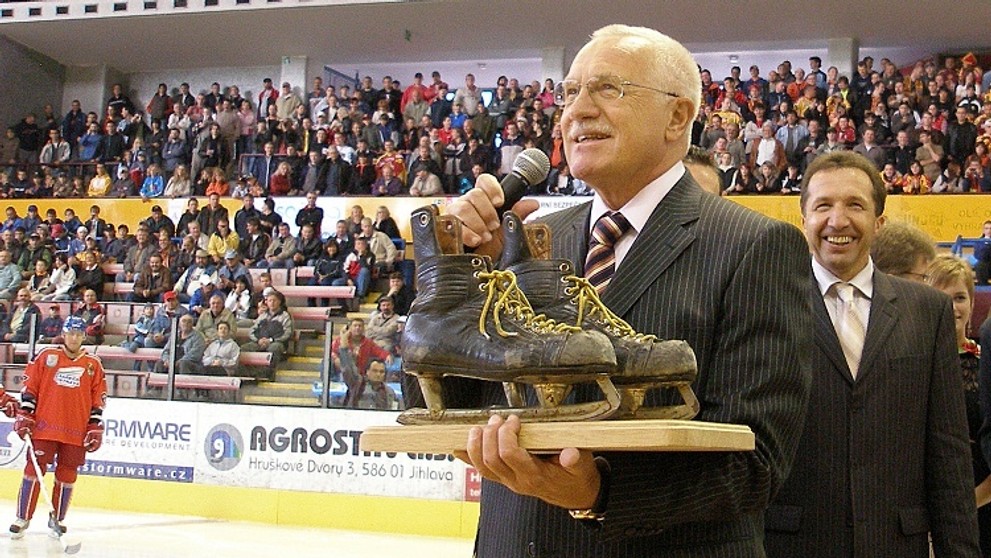 Václav Klaus si na popularitě dává záležet. Na snímku při návštěvě hokejové Dukly Jihlava. 