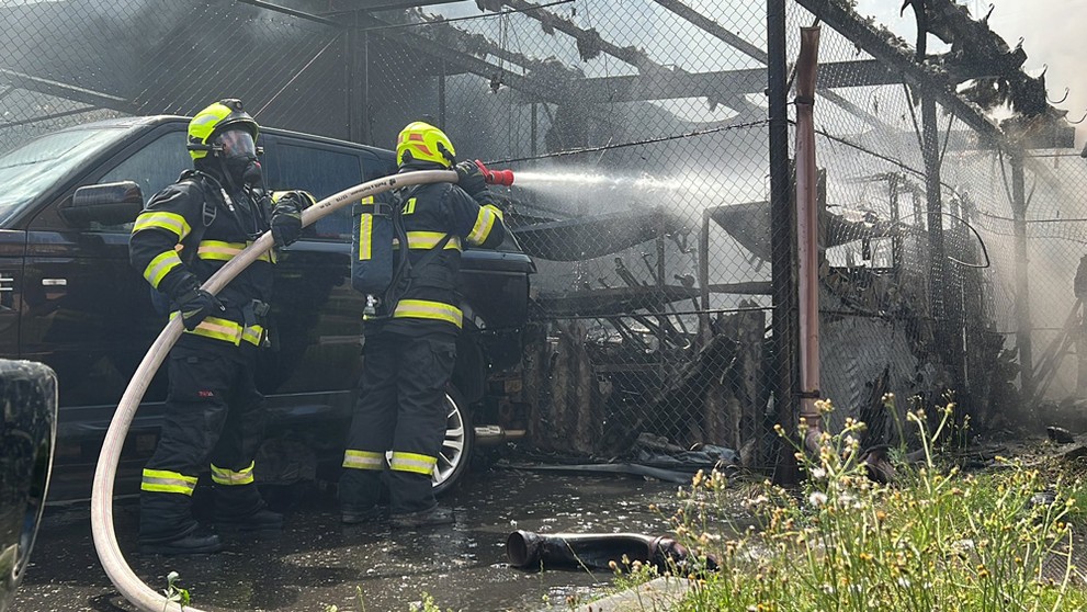 Požár autoservisu v Běchovicích (15)