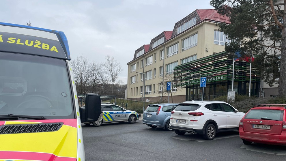 Zásah policie na základní škole v Černošicích