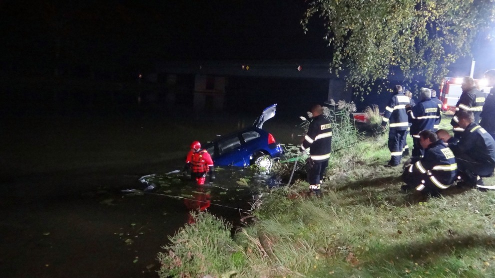 Potápěči uplavané auto nejdřív museli najít, pak ho uvázali a kolegové ho vytáhli pomocí navijáku