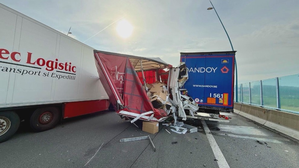 Nehoda nákladních vozidel na pražském okruhu